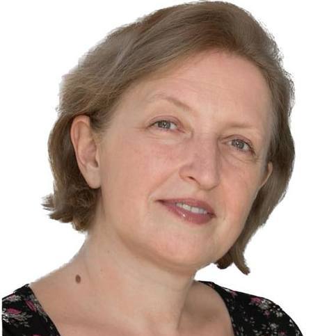 Dr. Daniela Simmons portresi