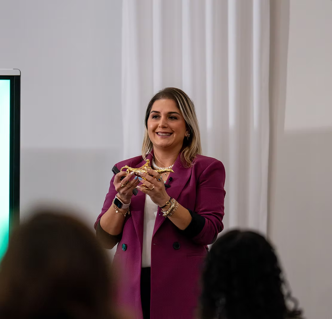 Dr. Özge Kantaş bir atölye sunumunda